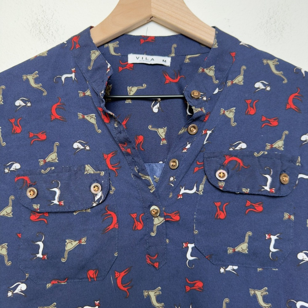 Vila Women‎ Cat Print Top Medium Navy Blue Henley Popover Roll-Tab Tunic Novelty - Picture 2 of 9